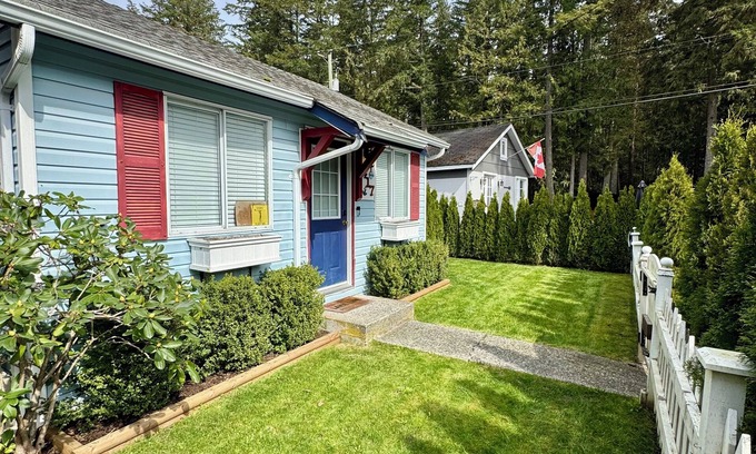 Cultus Lake House | Cultus Lake Blue Beach Bungalow