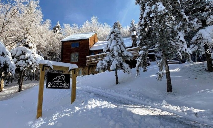 Snowshoe House | Cupp's Cabin 6 BR - NWR - Easy Walk to Slope
