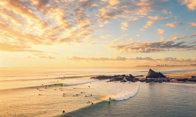 Currumbin Waters House | Currumbin Creek Waterfront Oasis! Tennis court, pool, pontoon, 5mins to beach! n