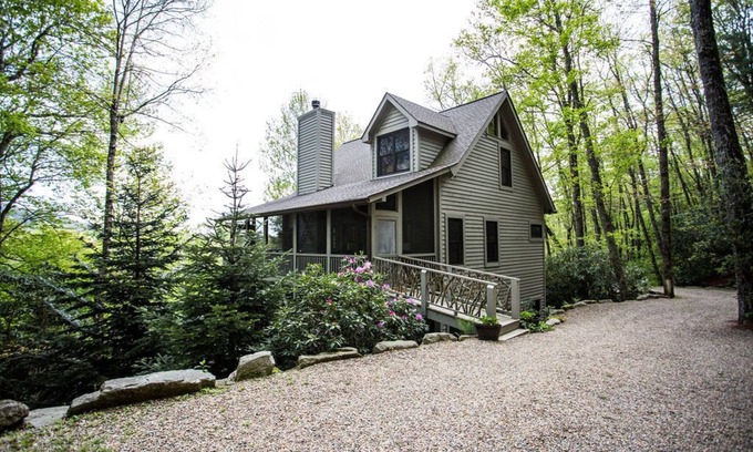 Cashiers House | Custom Built Mountain Home on 4 Acres - 5 Miles from Old Edwards Inn