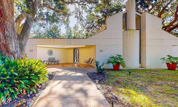 King City House | Custom, dog-friendly home with a private pool, pool spa, WiFi, & central A/C