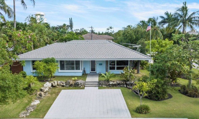 Harbour Inlet House | Custom remodeled home with tropical setting in exclusive Harbor Inlet community