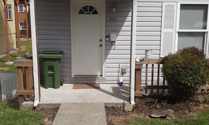 Coos Bay House | Cute 2 bed 1 bath fully furnished, close to shops, restaurant, Ming park.