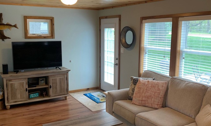 Spirit Lake House | Cute 3-bed Lake-View Home - perfect for families!