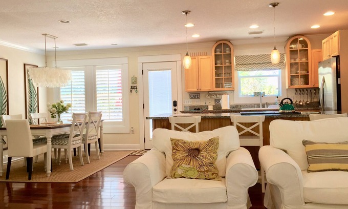 Toilla Segunda House | Cute and Cozy by the Beach, Perfect for a Beach Getaway!