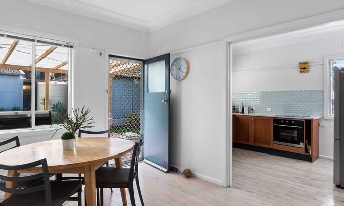 Wamberal Apartment | Cute Beach Escape 50m to Wamberal Beach