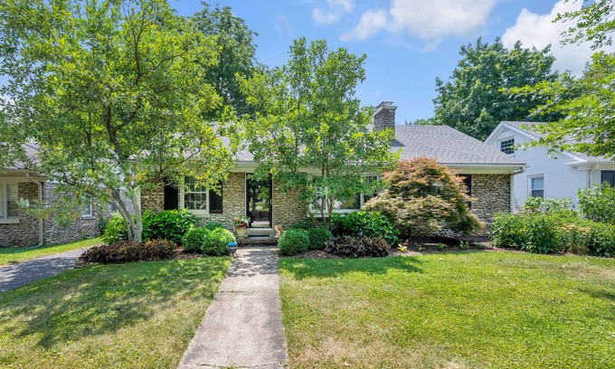 Fairway House | Cute bungalow located in the Fairwood neighborhood of Lexington. #15081244-1