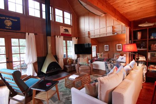 Yachats House | Cute Cabin in Yachats! Short walk to rivers' edge! River Walk Cabin