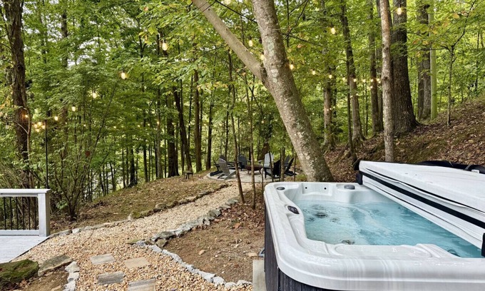 Hendersonville House | Cute Cabin with Hot Tub 30 mins from Nashville
