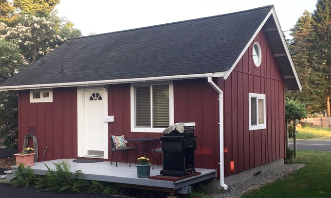 Olympia Cottage | Cute Cottage Close To Town and Bike Trails