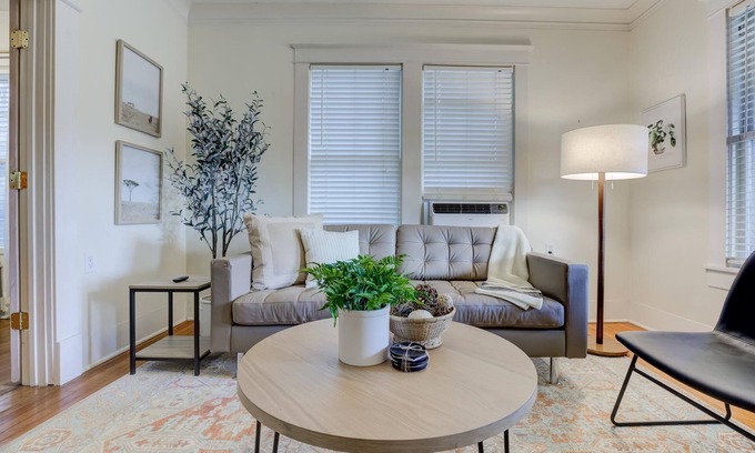 Memphis Cottage | Cute Cottage, Walk to Overton Park & Memphis Zoo