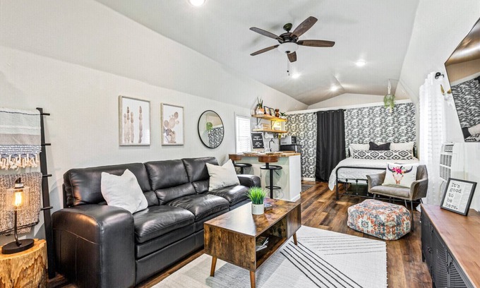 Waco Cottage | Cute & Cozy Tiny House Minutes to Downtown Waco!