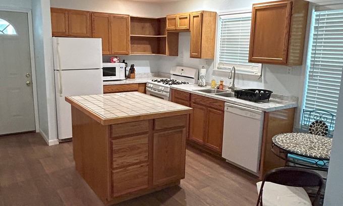 Longtown House | Cute house close to Eufaula Lake! Room to park a boat!