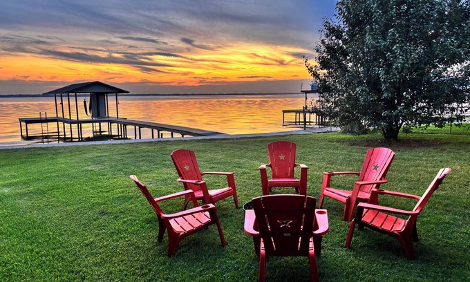 Mabank House | Cute Lakefront Cabin with Beautiful Sunsets in charming Gun Barrel City