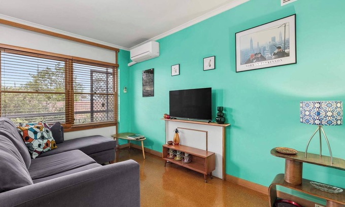Newtown Apartment | Cute Retro Gem Summar
