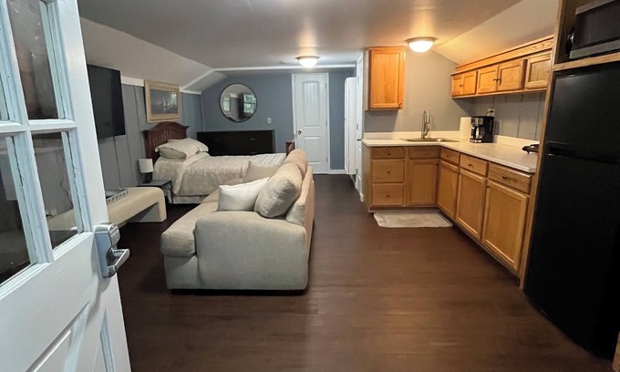 Fellowship Apartment | Cute studio, pets welcome, 8 mins to HITS, 20 mins to WEC, 10 mins to shopping