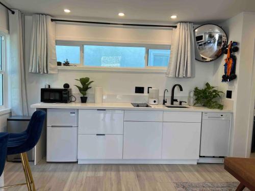 Park West House | Cute Studio with AC and Backyard