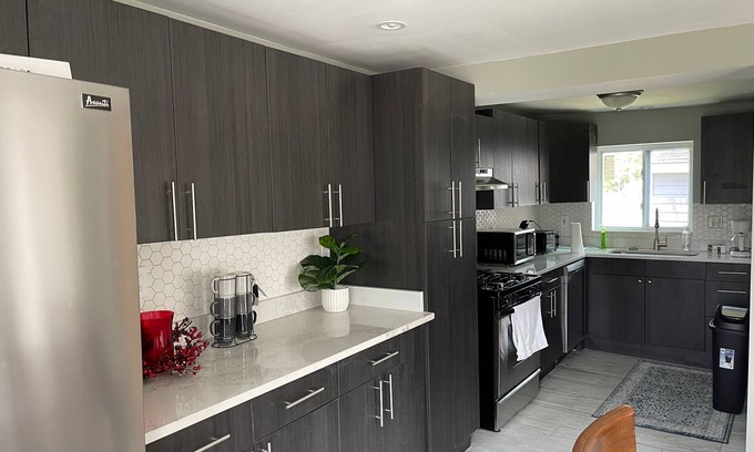 Commerce Township House | Cute lake front home on an all-sports lake