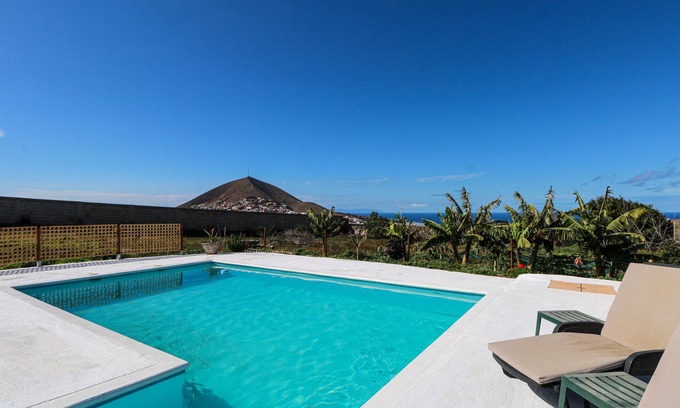 Santa Maria de Guia de Gran Canaria House | Cute Villa with Views and Pool