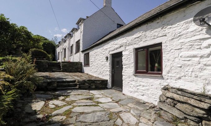 Rhiwbryfdir Cottage | CWM, pet friendly, character holiday cottage in Capel Curig