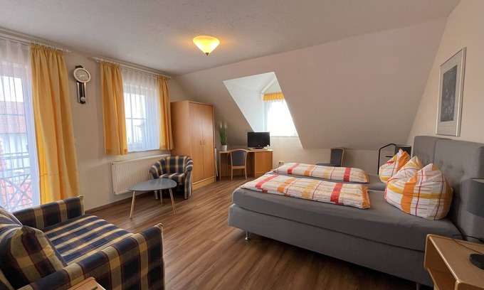 Pleinfeld Apartment | Cyclist-friendly apartment, 2nd floor (42sqm), with balcony and separate kitchen