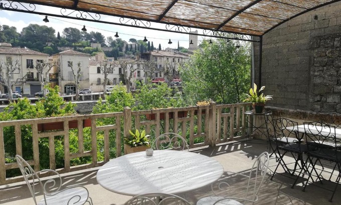 Sommieres Apartment | Déjeuner au bord de l'eau