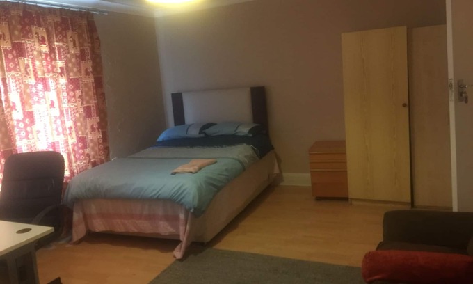 Hendon House | DACH Property 3 Bed property In Hendon