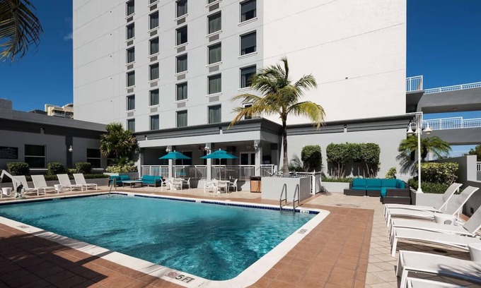 Downtown Fort Lauderdale Hotel | Daily Free Breakfast | Pool Access | Pet-friendly Stay near Las Olas Blvd