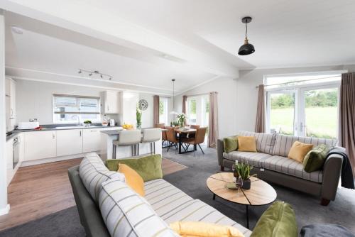 Lifton House | Daisy Lodge, 6 Roadford Lake Lodges