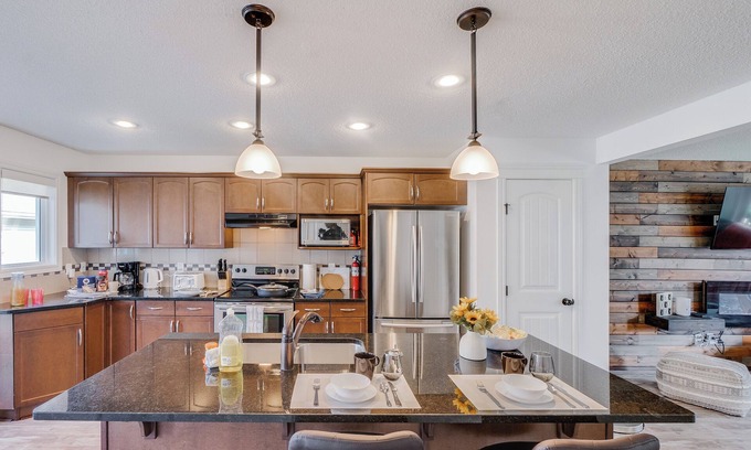 Southwest Edmonton House | Daisy - Modern 3BR Home | Glenridding Area | BBQ