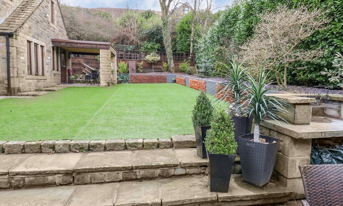 Saddleworth Cottage | DALE COTTAGE, family friendly, with open fire in Uppermill