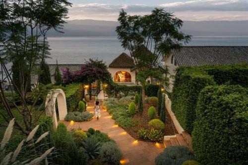 Dali Town Hotel | Dali Heartland Castle VILLA Cliffside Sea View Estate