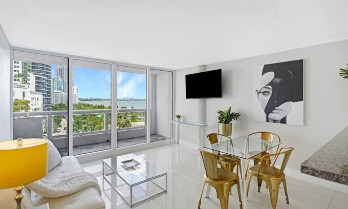 Downtown Miami Condo | Dance with Me! Jr size 2 bedroom, Water and Park Views