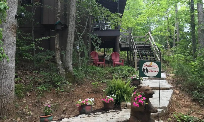 Blairsville Cabin | Dancing Bear Cabin – Family-Friendly Mountain Getaway near Helen