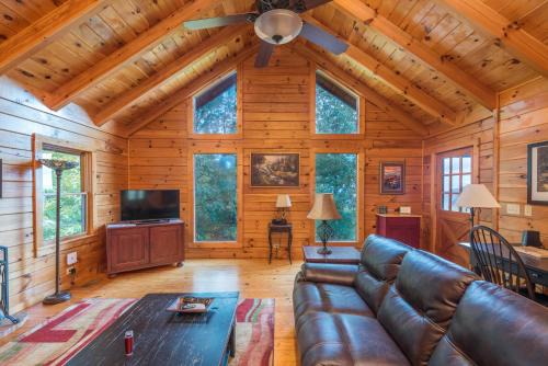 Old Fort House | Dancing Bears Cabin Breathtaking Sunrise Mountain Views!