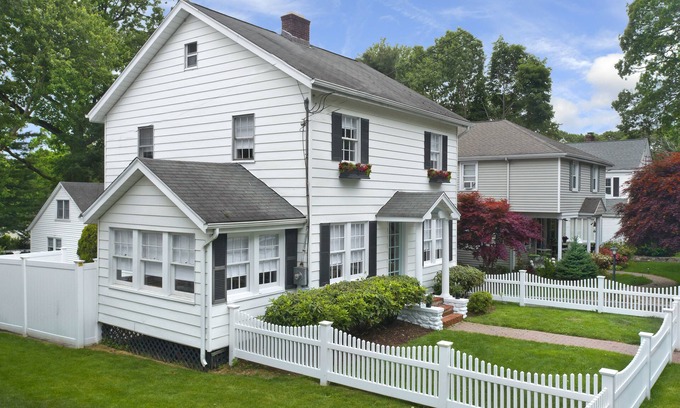 Darien House | Darien, Cozy 3 bd home, fireplace, close to train