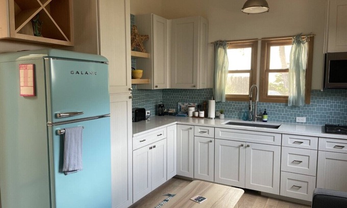 Santa Barbara Cottage | Darling Tiny House - 2 Blocks from State St.