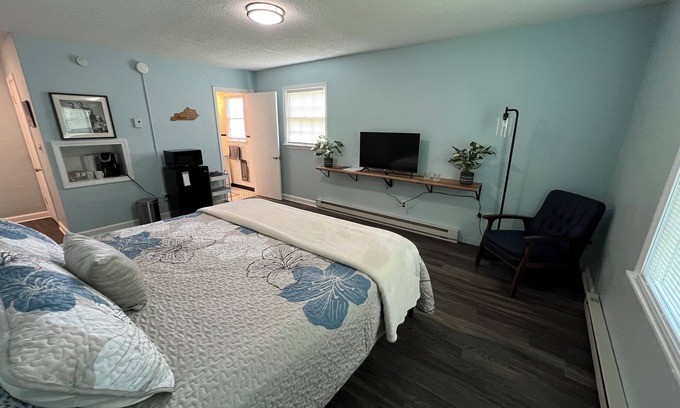 Bardstown Apartment | David Beam Room-Easy walk to downtown & 10 mins to Distilleries-NO Cleaning Fee!