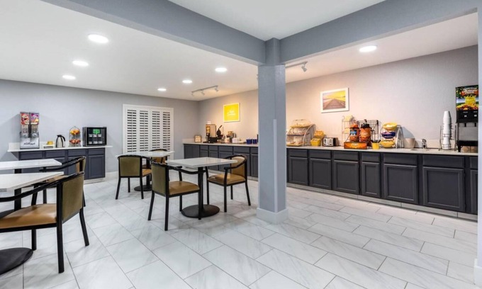 Granbury Hotel | Days Inn by Wyndham Granbury