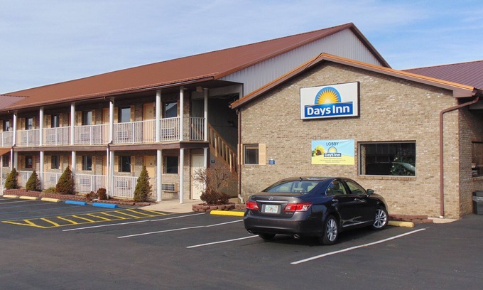 Pea Ridge Hotel | Days Inn by Wyndham Huntington