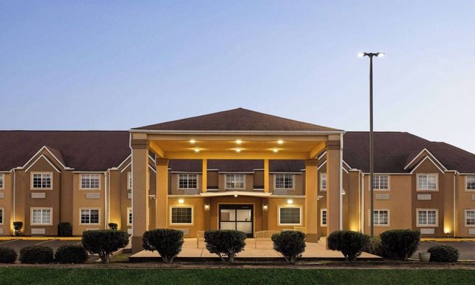 Greater Belhaven Hotel | Days Inn By Wyndham Jackson Downtown