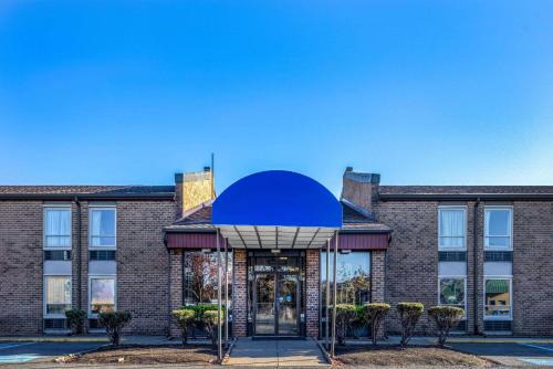 Lakeview Hotel | Days Inn by Wyndham Manassas Battlefield
