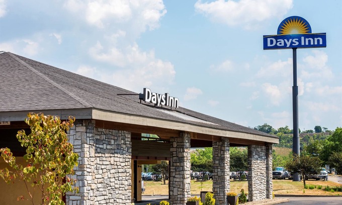 Bairdford Hotel | Days Inn by Wyndham Pittsburgh-Harmarville