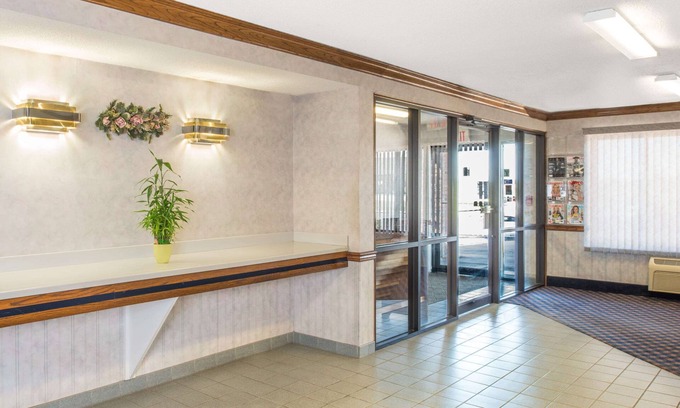 Mitchell Hotel | Days Inn by Wyndham Pontoon Beach