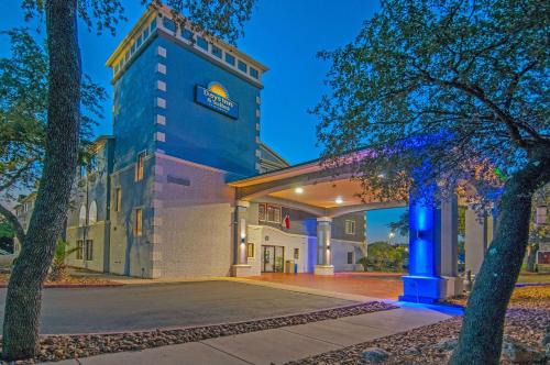 Hollywood Park Hotel | Days Inn & Suites by Wyndham San Antonio North/Stone Oak