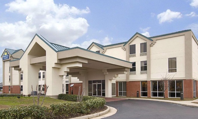Tougaloo Hotel | Days Inn & Suites by Wyndham Ridgeland