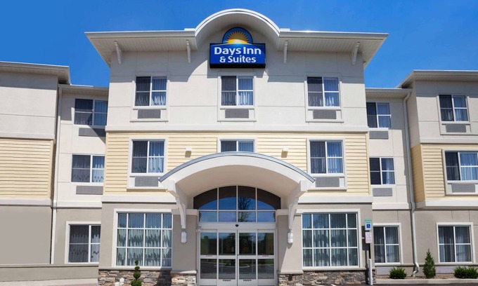 Altoona Hotel | Days Inn & Suites by Wyndham Altoona