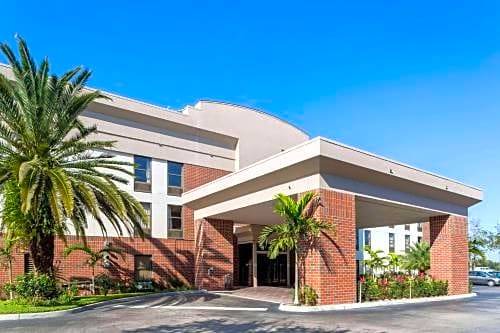 Biggar Hotel | Days Inn & Suites by Wyndham Fort Myers Near JetBlue Park