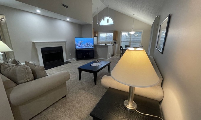 Dublin Apartment | Dazzling Dublin 2 bed 2 baths!