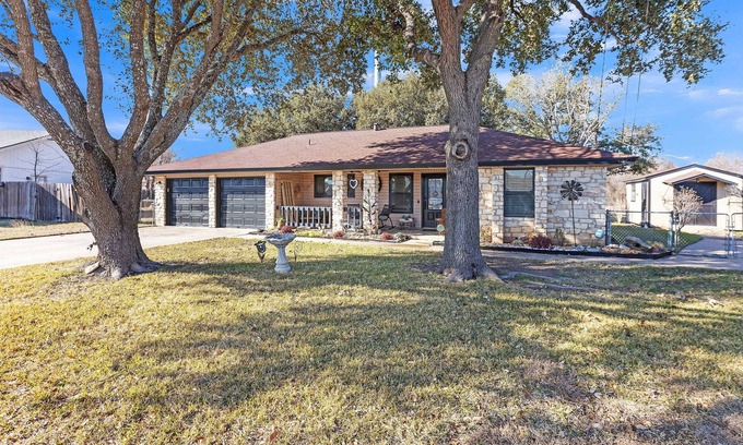 Georgetown House | Dean's Retreat in Georgetown | Spacious Yard